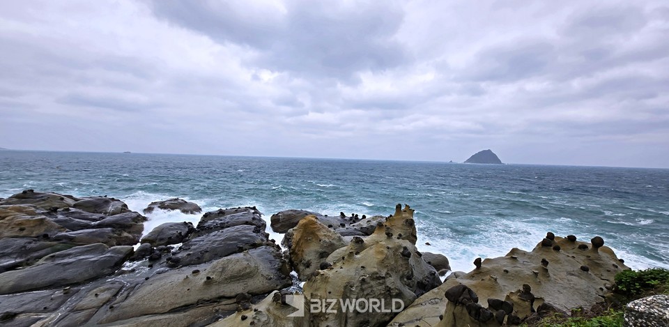 화평도 기암괴석 너머 기룽섬. 타이완=손진석 기자