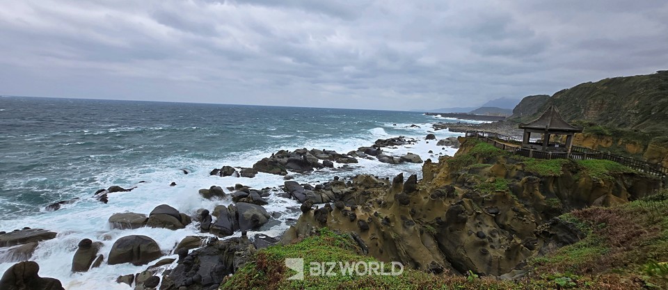 화평도 지질공원 해안선을 따라 기암괴석들이 자리를 잡고 있다. 방문 당일은 비와 바람이 거세게 불었다. 타이완=손진석 기자