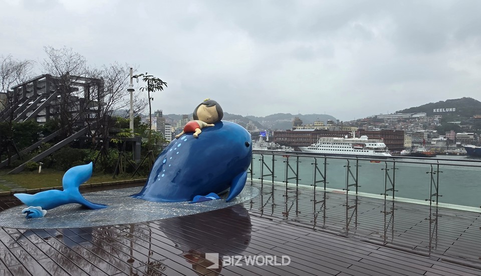 지룽 크루즈 탑승장 옆에 지어진 동해 방문자 센터 3층 옥상 정원의 조각상. 타이완=손진석 기자