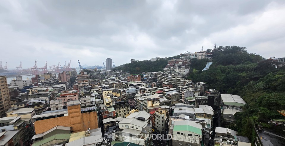 지룽탑 R 층에서 바라본 지룽시 전경. 멀리 중정공원의 대형 불상이 보인다. 타이완=손진석 기자