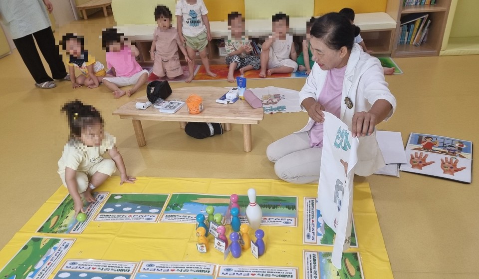 인천시(시장 유정복)는 올해부터 ‘어린이집 방문간호사 사업’ 대상을 강화군과 옹진군을 포함한 265개소로 확대 시행한다고 28일 밝혔다. 방문간호사가 어린이집 영유아들에게 식중독 예방 교육을 하는 모습. 사진=인천시