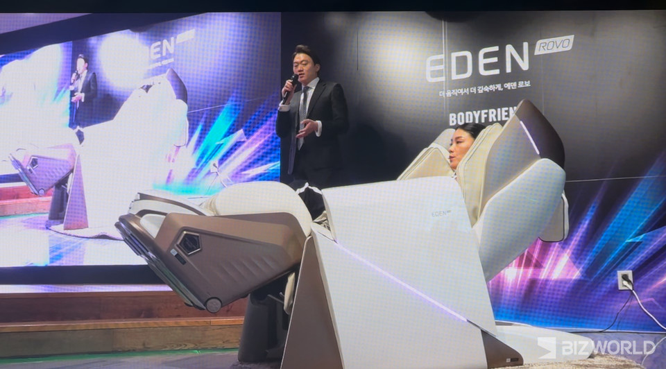 김준엽 메디컬연구소 박사와 강하나 스트레칭 전문가가 5일 서울 강남구 소재 바디프랜드 도곡타워에서 열린 '에덴로보 론칭 콘퍼런스'에서 에덴로보 시연을 하고 있다. 사진=김미진 기자