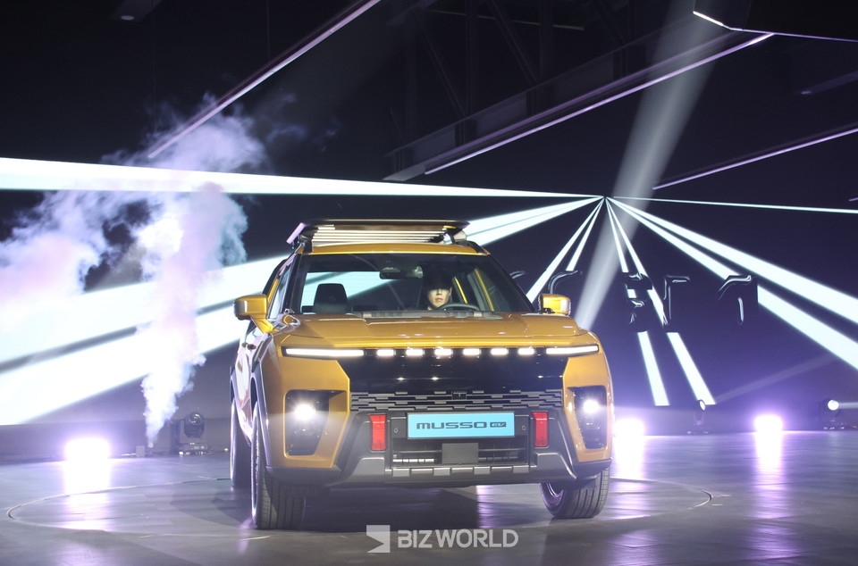 무쏘EV가 국내 무대에서 공개되고 있다. 사진=손진석 기자