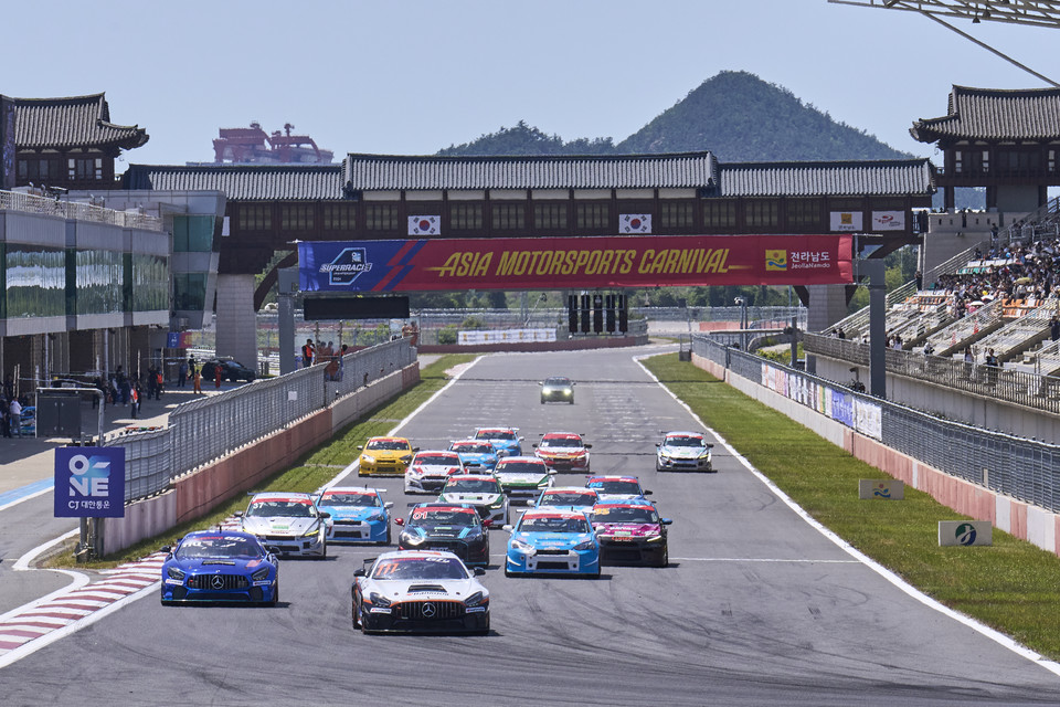 2024 오네(O-NE) 슈퍼레이스 챔피언십 3라운드에 펼쳐진 GT 클래스 경기. 사진=슈퍼레이스