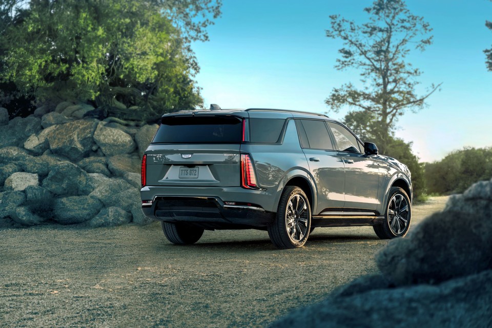 2026년형 올-일렉트릭 에스컬레이드 IQL 후측면. 사진=캐딜락