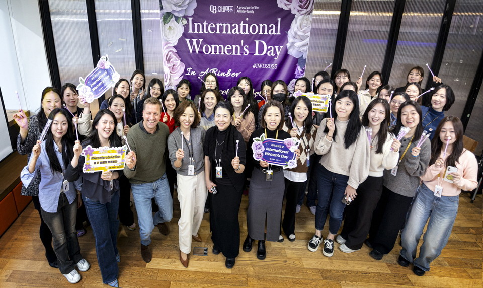 오비맥주 배하준 대표(첫줄 왼쪽 세 번째)와 임직원들들이 최근 ‘세계 여성의 날’ 기념 세미나를 마치고 기념촬영을 하고 있다. 사진=오비맥주