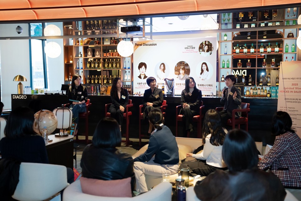 지난 6일 디아지오코리아가 서울 삼성동 디아지오코리아 오피스에서 개최한 ‘스피리티드 우먼 히어로즈 인 세일즈‘ 포럼에서 토론이 펼쳐지고 있다. 사진=디아지오코리아