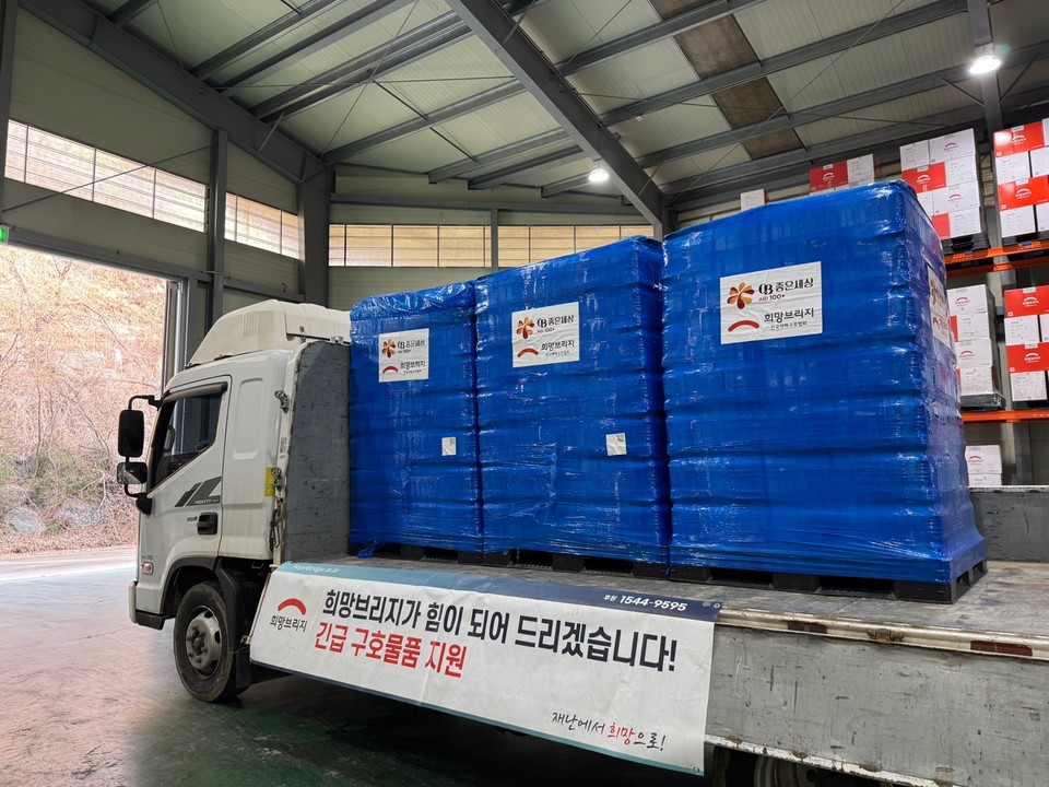 7일 희망브리지 파주 재해구호물류센터에서 포천 폭탄 오폭 사고 피해 주민과 자원봉사 인력을 위해 생수 6720병을 출고하고 있다. 사진=희망브리지