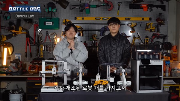 메이커 나모(왼쪽)와 박찬후 긱블 CEO(오른쪽)가 배틀독을 소개하고 있다. 사진=긱블