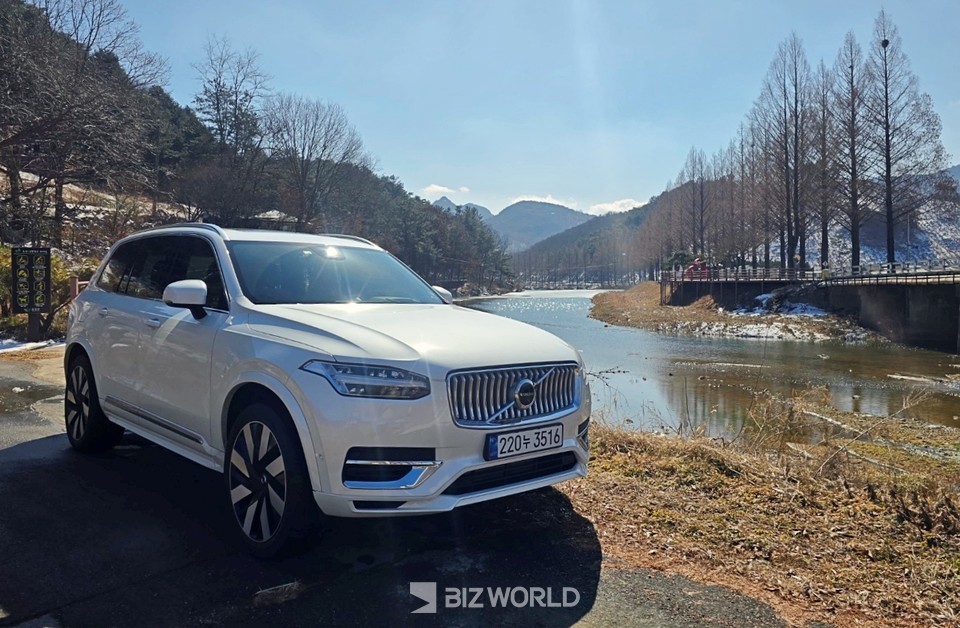 XC90 너머로 메타세콰이어 길과 그 옆 하천을 따라 만들어진 걷기 길이 빨리 걸어보라고 유혹한다. 사진=손진석 기자