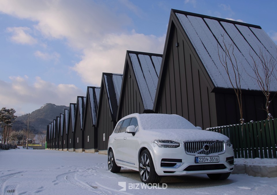 숙소인 썬웨이글램핑장이 밤새 내린 눈으로 덮여 있다. 사진=손진석 기자