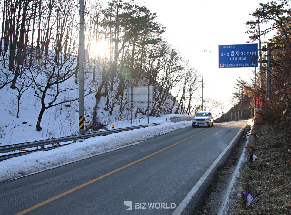 XC90은 눈이 쌓여 미끄러운 밤재 길도 편안하고 안전하게 드라이빙 할 수 있도록 도와줬다. 사진=손진석 기자