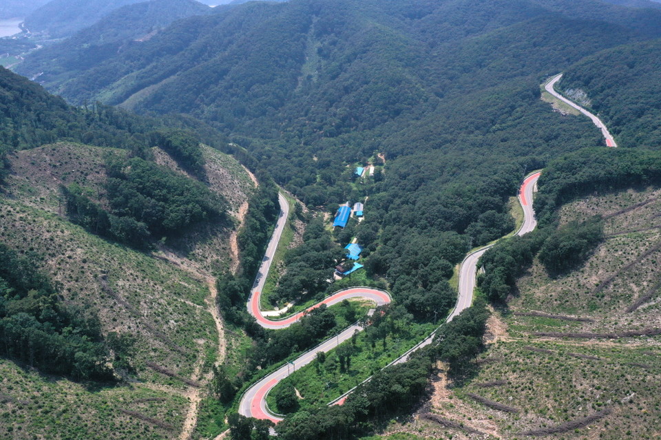 녹음이 우거진 밤재 도로 드론 촬영. 사진=순창발표관광재단