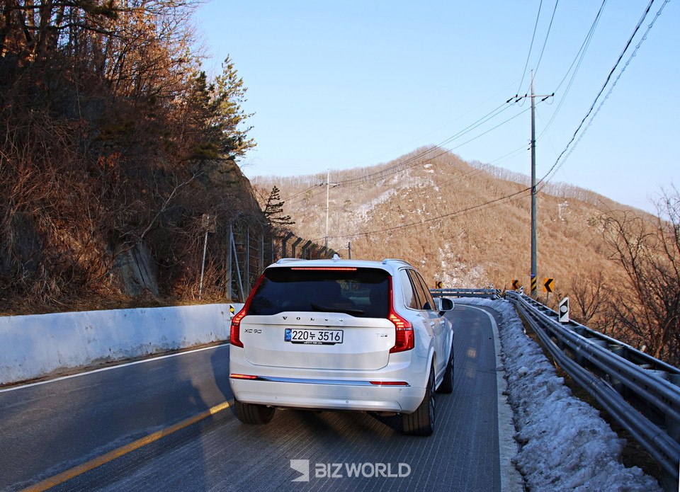 밤재 정상을 넘어 가는 XC90 뒷모습. 사진=손진석 기자
