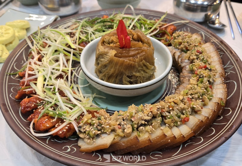 가운데 간장으로 맛을 낸 김치와 고추장으로 약념을 한 장어 그리고 청국장 소수가 올려져 있는 돼지 수육이 합해져 순창 삼합이 된다. 사진=손진석 기자