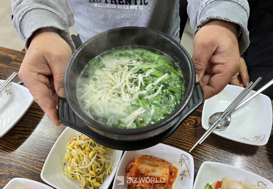 팔팔 끓여서 나온 다슬기 탕은 시원함과 특유의 달면서도 씁씁한 맛이 일품이다. 사진=손진석 기자