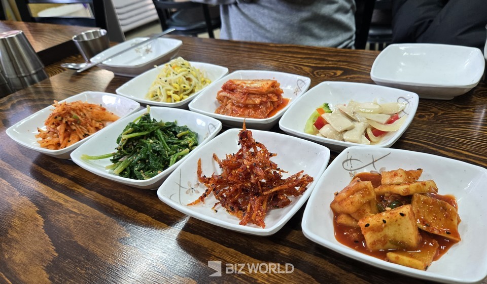 반찬들도 주인장의 손맛 때문인지 젓가락이 자꾸간다. 사진=손진석 기자