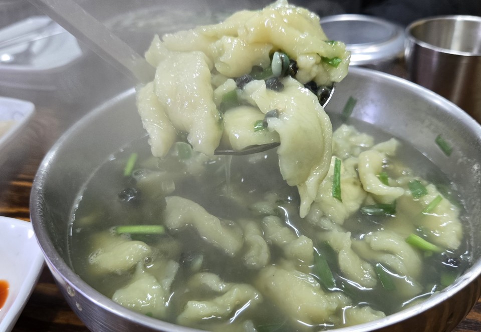 다슬기 수제비도 특유의 쫀득쫀득한 수제비의 식감과 다슬기로 우려낸 육수가 어우려져 그 맛이 일품이다. 사진=손진석 기자