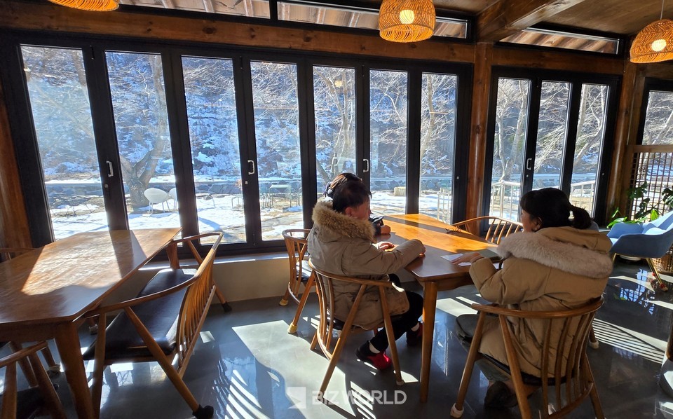 카페 가온에서 여유를 즐기고 있는 사람들. 사진=손진석 기자