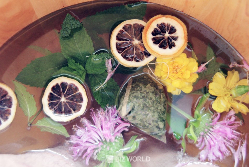 족욕을 위해 사용되는 허브와 꽃 등의 재료. 사진=손진석 기자