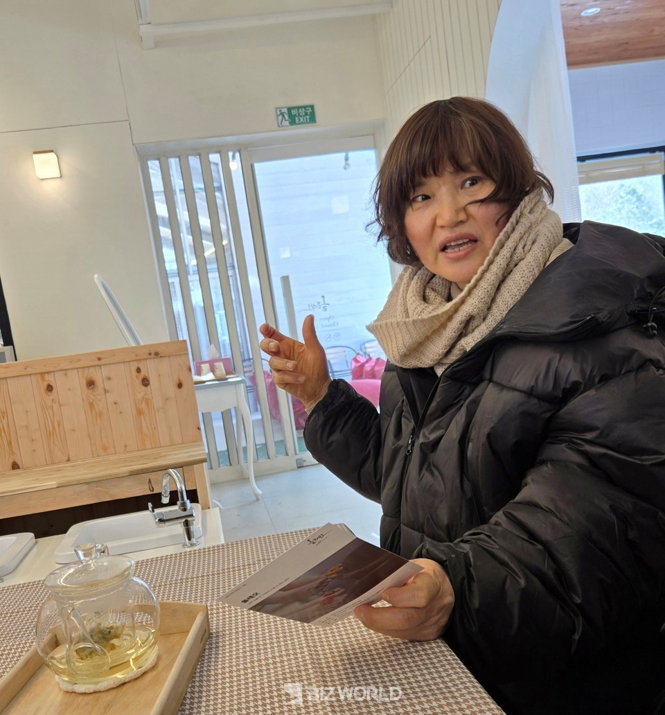 올레오 여 사장님이 허브와 족욕 그리고 꽃 테라피에 대해 설명하고 있다. 사진=손진석 기자