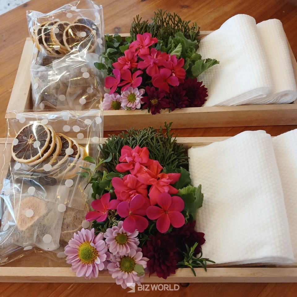 족욕에 사용되는 말린 과일과 생화. 사진=올레오