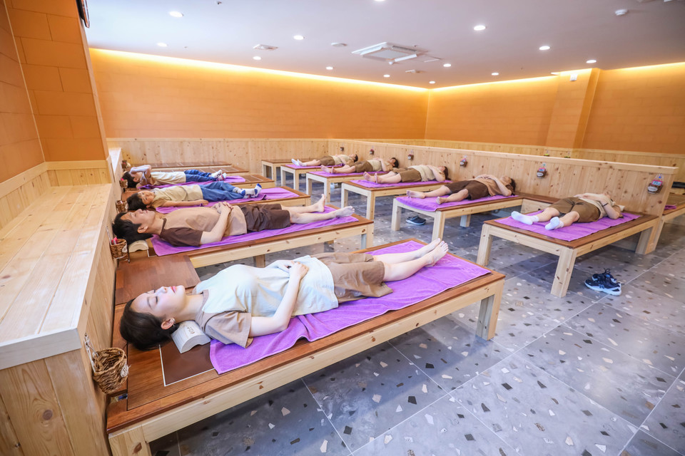 도반욕을 하고 있는 사람들. 사진=순창발효관광재단