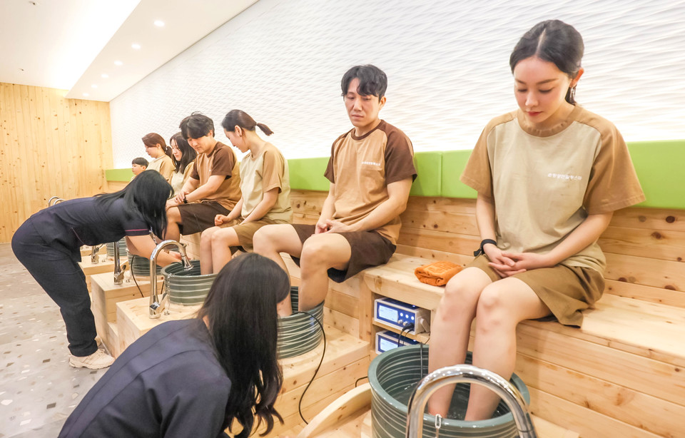 이온 디톡스 족욕을 하고 있다. 사진=순창발효관광재단