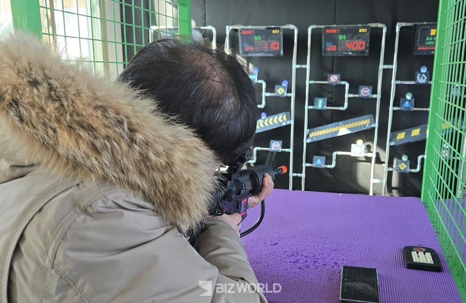 소총사격을 하고 있는 관광객. 사진=손진석 기자