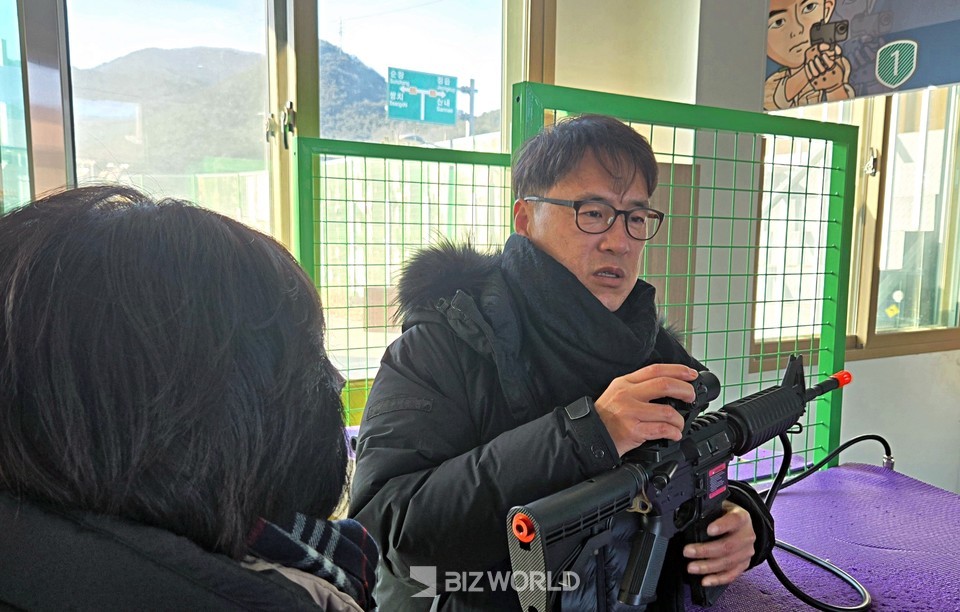 순창총댕이 마을 홍문표 실장이 총기 사용법에 대해 설명하고 있다. 사진=손진석 기자