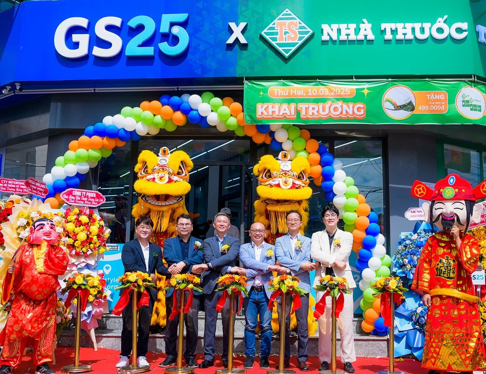 (왼쪽부터) 문현진 GS25 베트남 점포개발팀장, 최금성 GS25 베트남 법인장, 이인덕 동화약품 부사장, 마이투이년GS25 베트남 대표, 노웅호 중선파마 법인장, 김수걸 중선파마 관리담당 부장 등 양측 관계자들이 지난 10일(현지 시간) 베트남 티엔장성 고콩시티에서 컬래버레이션 1호점 오픈 행사에서 기념 촬영을 하고 있다. 사진=동화약품