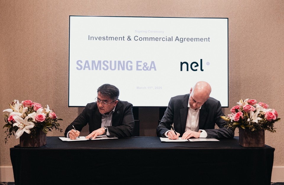 남궁홍 삼성E&A 사장과 호콘 볼달 넬 사장이 지분 인수 계약을 체결하며 서명하고 있다. 사진=삼성E&A