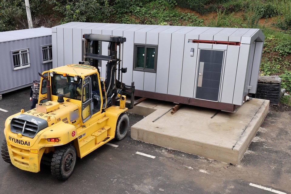 경기 포천시 전투기 오폭 사고로 거주지를 잃은 가구에 이동식 임시주거시설 ‘희망하우스’를 설치하고 있다. 사진=희망브리지