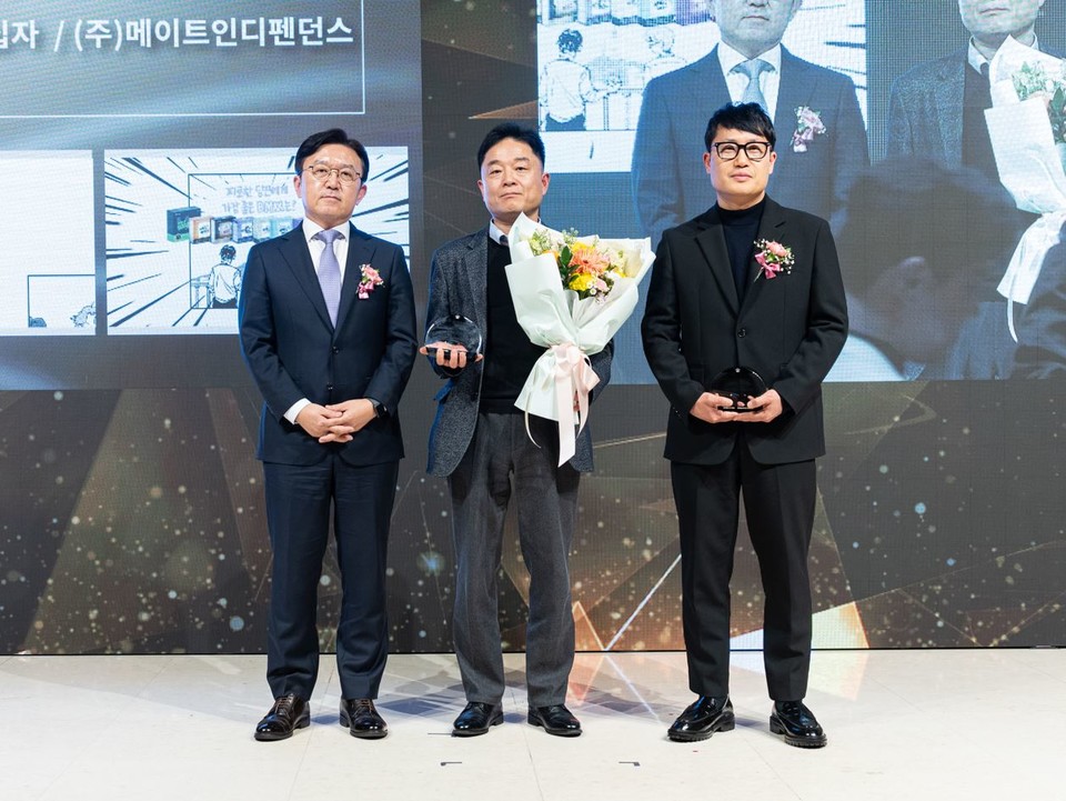 이정우 GC녹십자 CHC 본부장(가운데)이 지난 13일 제33회 소비자가 뽑은 좋은 광고상 시상식에서 '비맥스' 광고로 ‘디지털부문 광고상’을 수상한 후 기념촬영을 하고 있다. 사진=GC녹십자