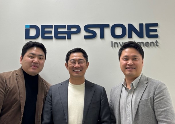 엔씽 김혜연 대표 (가운데)와 딥스톤인베스트먼트 김규완 임병을 대표가 기념사진을 촬영하고 있다. 사진=엔씽