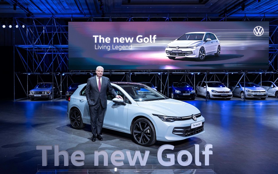 폭스바겐 신형 골프가 무대에서 소개되고 있다. 사진=폭스바겐코리아