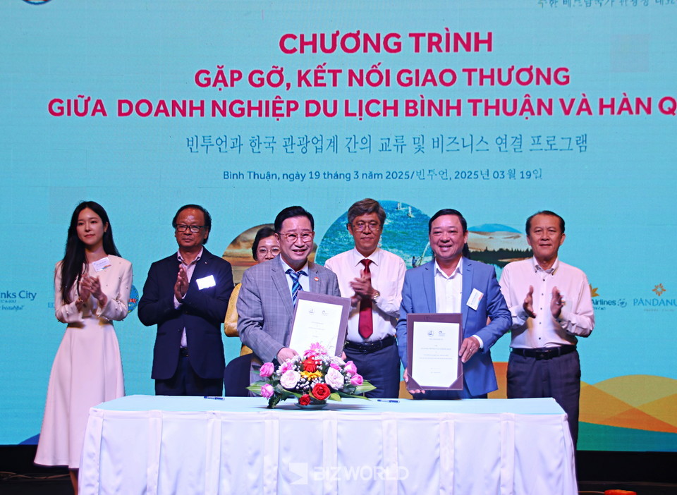 부이 테 년 문화체육관광국장(오른쪽)과 이창근 대사가 업무협약을 체결하고 기념사진을 촬영하고 있다. 베트남(빈투언성)=손진석 기자