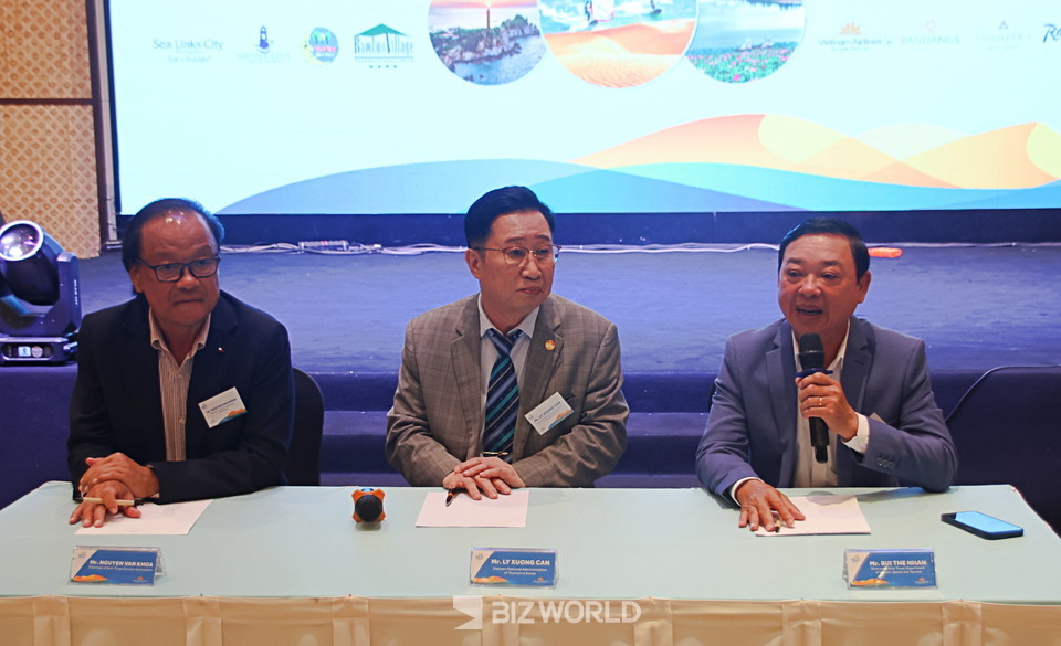 부이 테 년(Bùi Thế Nhân) 문화체육관광국장(오른쪽부터)과 이창근 대사, 응우옌 반 코아(Nguyễn Văn Khoa) 빈투언 관광협회장이 빈투언성 관광관련 질문에 답하고 있다. 베트남(빈투언성)=손진석 기자