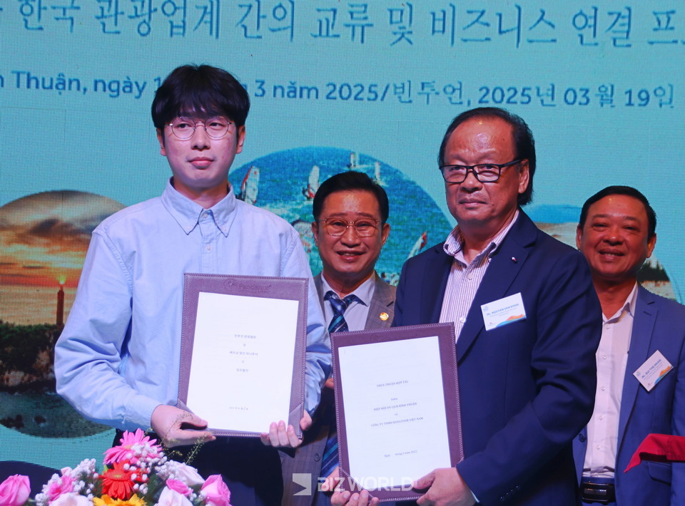 하나투어 김태경 선임이 응우옌 반 코아(Nguyễn Văn Khoa) 빈투언 관광협회장과 업무협약을 맺고 기념 사진을 촬영하고 있다. 베트남(빈투언성)=손진석 기자