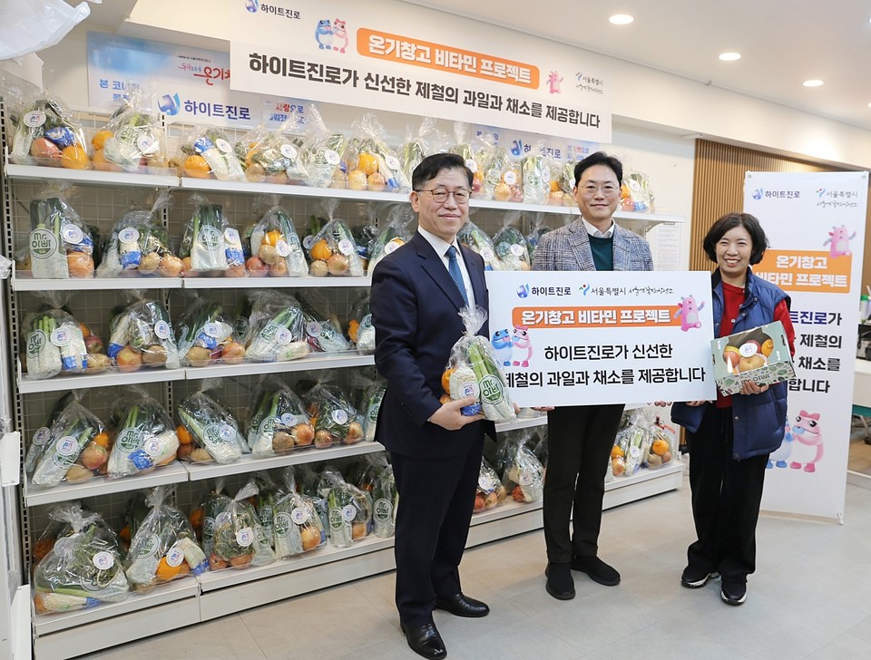 (왼쪽부터) 정충현 서울시 복지기획관, 정세영 하이트진로 상무, 유호연 서울역쪽방상담소장이 지난 19일 서울역 쪽방촌 온기창고에서 제철 과일, 채소 등 후원품 전달식을 마친 후 기념촬영을 하고 있다. 사진=하이트진로