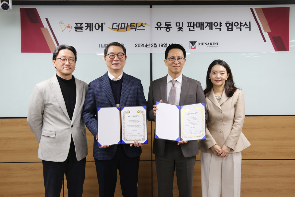 윤웅섭 일동제약 대표(왼쪽 두 번째)와 배한준 한국메나리니 대표(왼쪽 세 번째) 외 이재준 일동제약 최고운영책임자(왼쪽 첫 번째), 이지영 한국메나리니 부사장이 지난 19일 일동제약 본사에서 치러진 협약식에서 기념 촬영을 하고 있다. 사진=일동제약