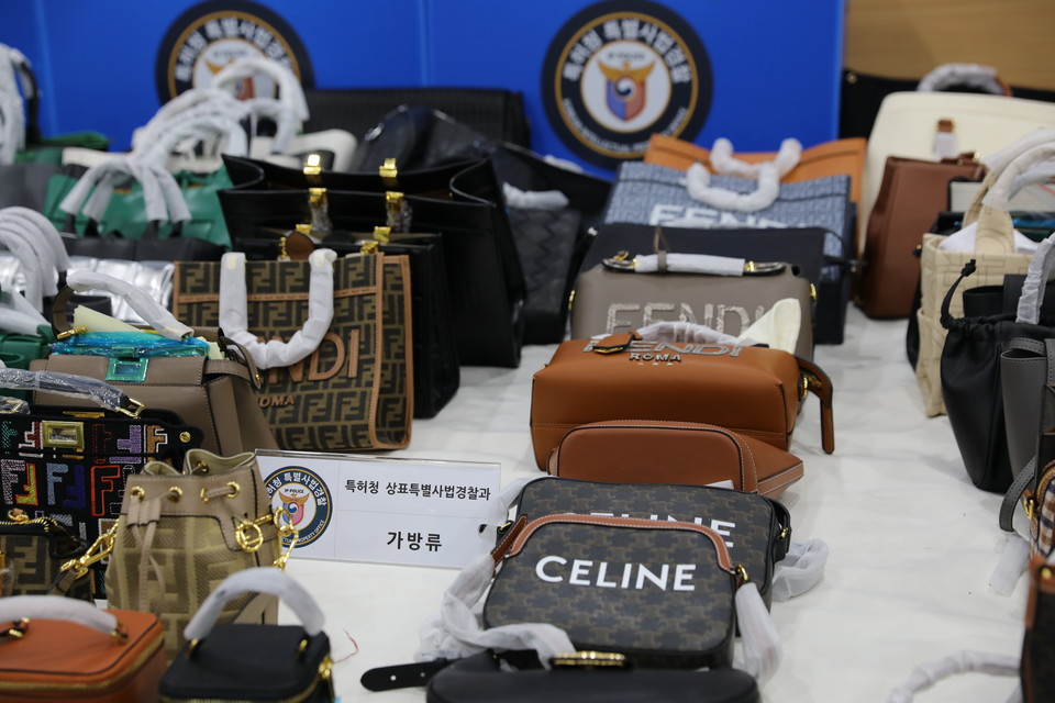 특허청(청장 김완기) 상표특별사법경찰은 서울 명동 관광거리 일대에서 외국인 관광객만 대상으로 가방·의류·지갑 등 위조상품을 판매·유통한 A씨(남, 53세) 등 8명을 상표법 위반 혐의로 불구속 입건했다고 20일 밝혔다. 압수 위조상품. 사진=특허청