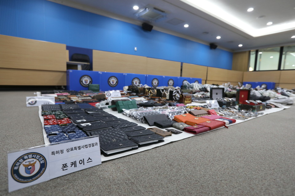 특허청(청장 김완기) 상표특별사법경찰은 서울 명동 관광거리 일대에서 외국인 관광객만 대상으로 가방·의류·지갑 등 위조상품을 판매·유통한 A씨(남, 53세) 등 8명을 상표법 위반 혐의로 불구속 입건했다고 20일 밝혔다. 압수 위조상품. 사진=특허청