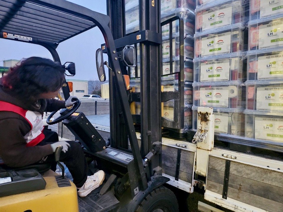 전국재해구호협회 직원이 경남 산청군 산불 피해 이재민을 위한 구호키트를 적재하고 있다. 사진=전국재해구호협회