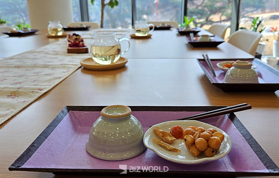 2층 체험실에서 한약재와 꽃으로 만든 차를 체험하는 시간을 가졌다. 사진=손진석 기자