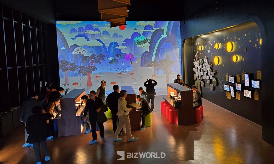 5가지 중 민화 캐릭터에 색칠을 하고 인식 시키면 전면 대형화면에 나의 캐릭터가 등장해 움직이는 영상을 보여준다. 사진=손진석 기자