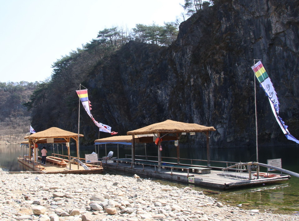 한반도 뗏목 체험에 상용되는 뗏목으로 왼쪽 뗏목이 최근 새로 만들어졌다. 사진=손진석 기자