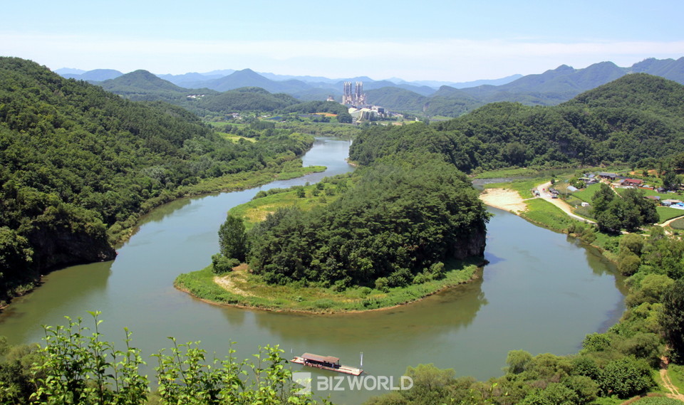 여름의 한반도 지형 전망대에서 바라본 전경. 사진=손진석 기자