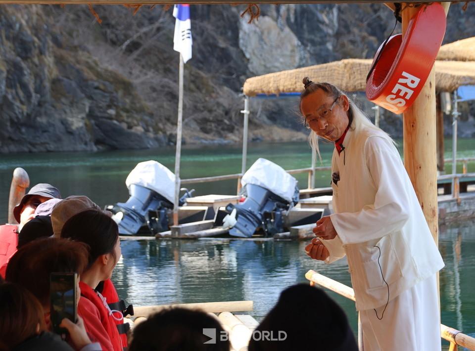 뱃사공이 출발전 안전교육을 진행하고 있다. 사진=손진석 기자