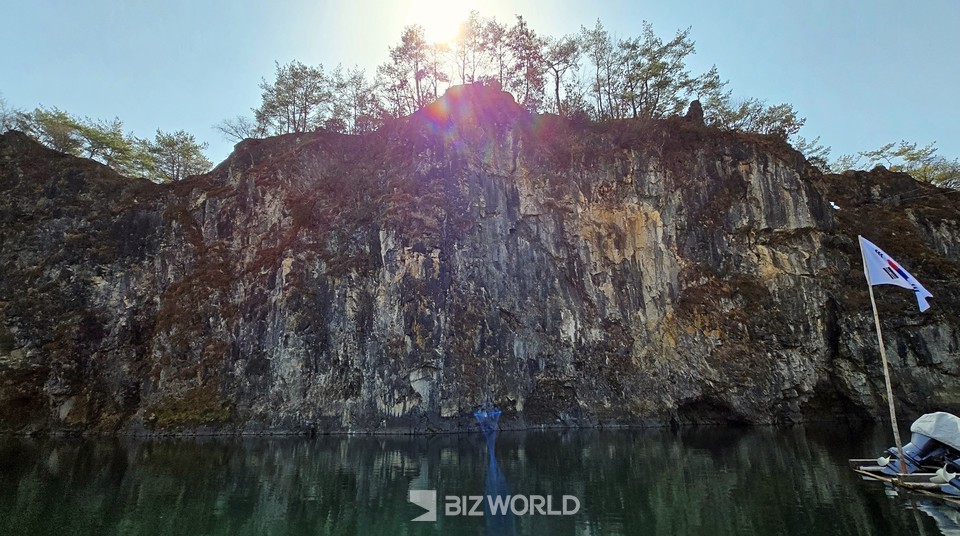 높은 절벽에 나무가 울창한 한반도 지형 동쩍 지역을 옆으로 두고 뗏목이 출발을 한다. 사진=손진석 기자